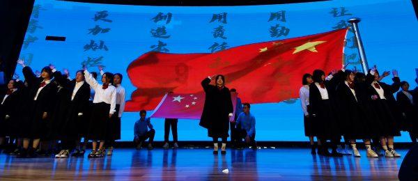 探索世界的奇异之处-爱丽丝和他的伙伴正在金黄的沙滩上踢着足球他们显得十分快乐用英文怎么讲?冷知识分享平台